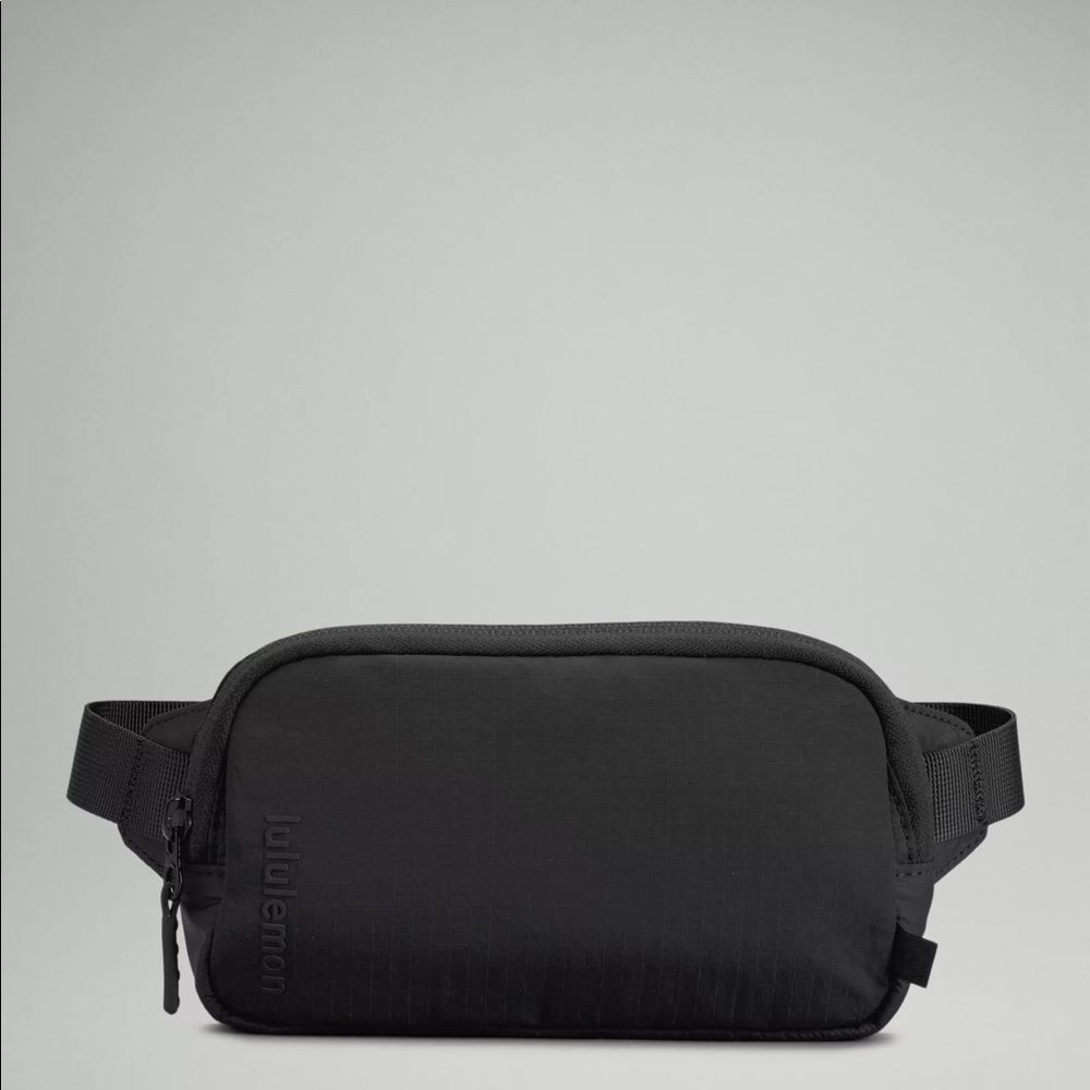 Lululemon NWT Everywhere Mini Belt Bag Black